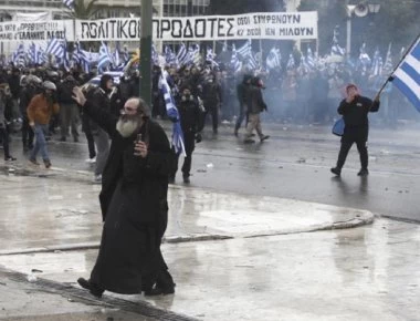 Σύνταγμα: Ρασοφόρος τα βάζει... με τα ΜΑΤ (φωτο)